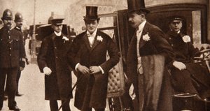 Winston Churchill arriveert bij de deuren van St. Margaret
